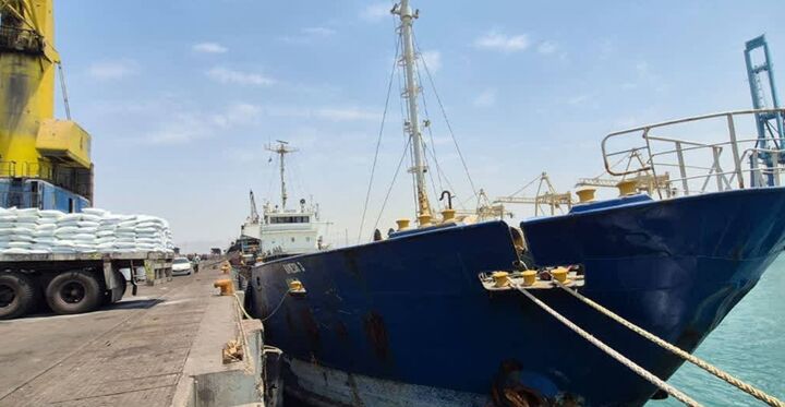پهلودهی نخستین شناور کالای اساسی پس از محاصره دریای در بندر شهید رجایی