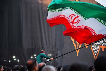 بین میدون، ببین قرص ماه اومده