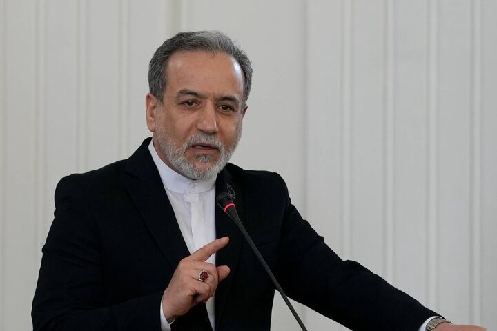 عراقچی: از زمین فوتبال تا میز مذاکره دفاع می‌کنیم