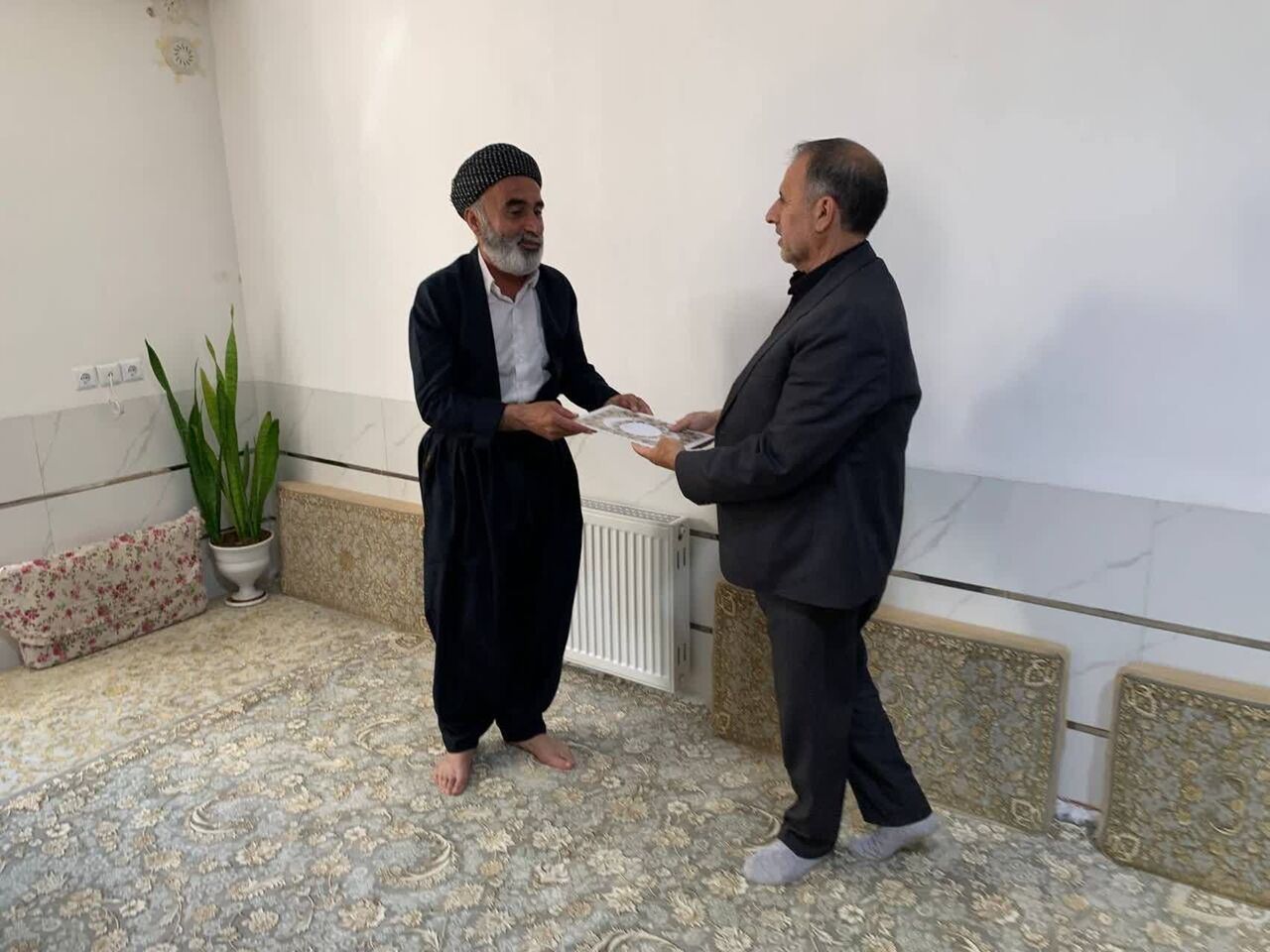 رسیدگی به مشکلات خانواده‌های شهدا، وظیفه‌ای بدون وقفه است