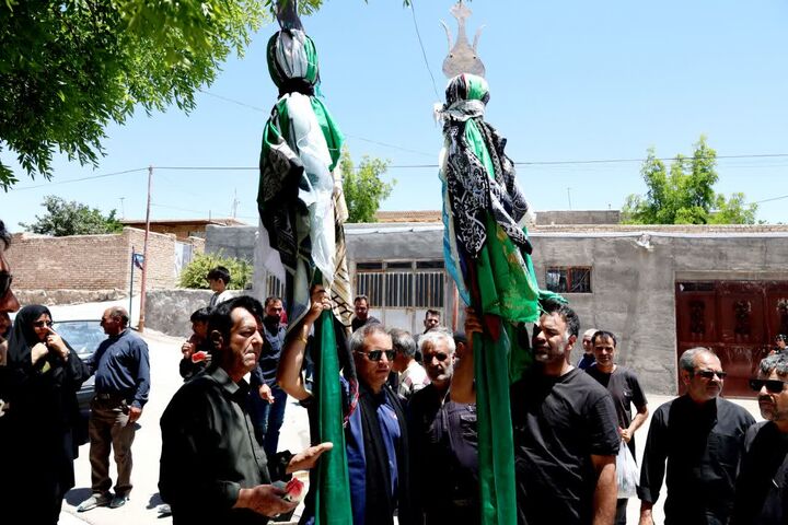 وقتی علم در کوچه‌ها می‌چرخد؛ تجلی وحدت در روستای «رجنوک»