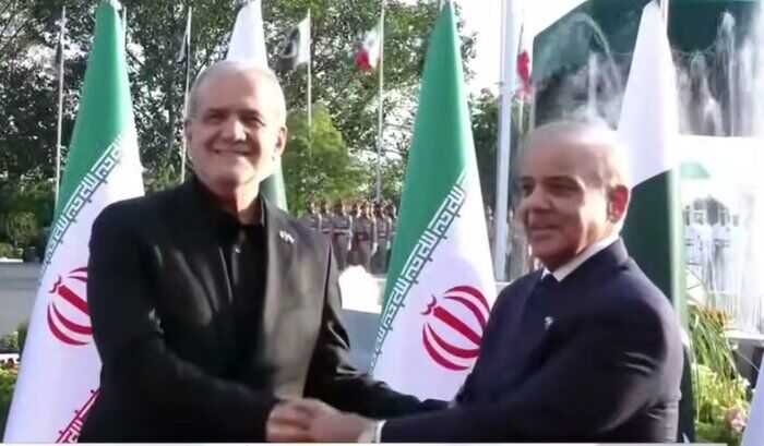 استقبال رسمی شهباز شریف از پزشکیان در اسلام‌آباد