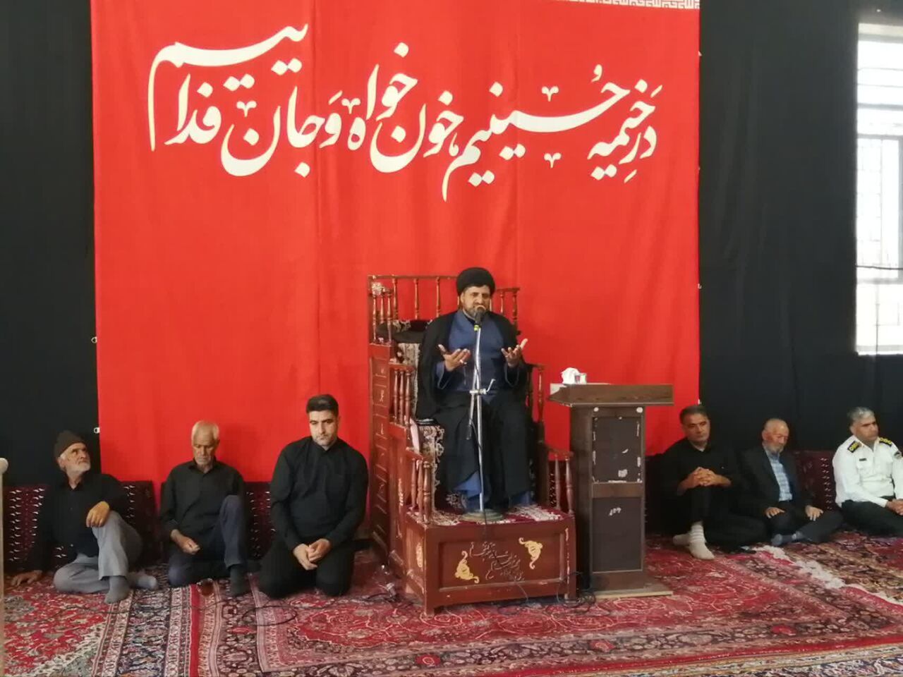 حضور گسترده مردم در مراسم محرم نشانه پیوند با مکتب حسینی است