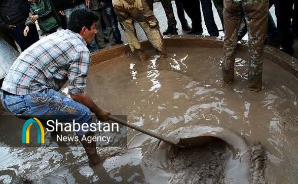 گِل‌مالی در لرستان؛ آیینی زده بین نسل امروز