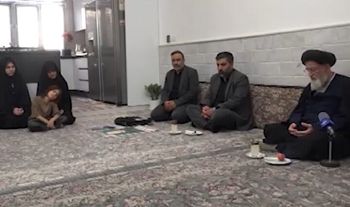 آیت‌الله مدرسی یزدی با خانواده شهید حسین نجفی دیدار کرد