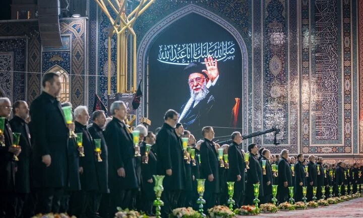 شمع‌گردانی خادمان حرم امام رضا علیه‌السلام در مراسم خطبه‌خوانی شب عاشورا