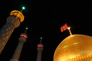 اهتزاز پرچم سرخ «یا حسین(ع)» بر فراز گنبد منور حرم حضرت معصومه(س)