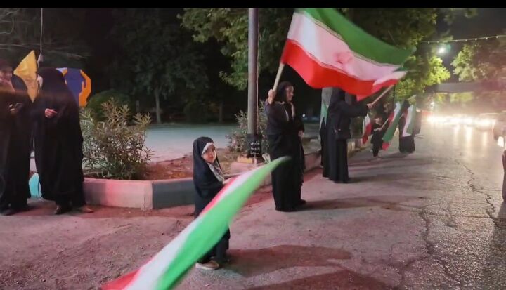 پرچم «تا پای جان برای ایران» در بلوار طاق‌بستان به اهتزاز درآمد