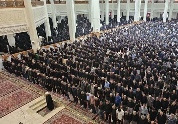 طنین «حی‌علی‌الصلاة» در حریم شاهچراغ(ع)؛ سوگواران عاشورا به نماز ایستادند