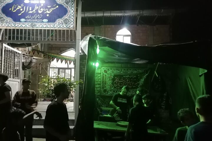 جوانان کانون الزهراء خادمان عزاداران حسینی در شب عاشورا