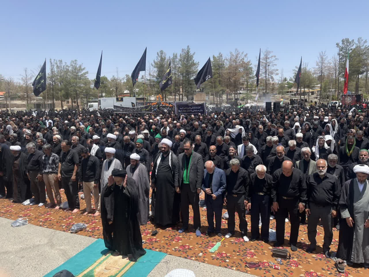 از سوگواری تا بندگی/ برپایی نماز ظهر عاشورا در قلب عزاداریهای بیرجند