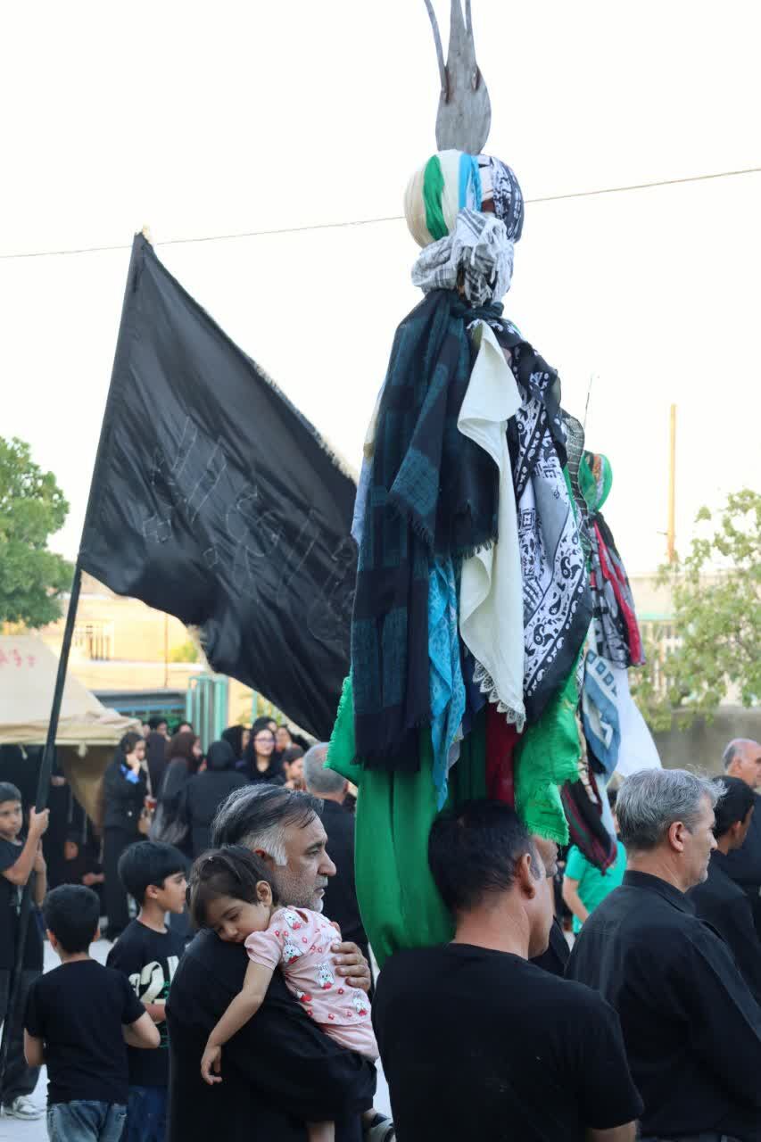 نخل بر دوش عاشقان؛ عاشورای رجنوک صحنهای از ایمان و حماسه