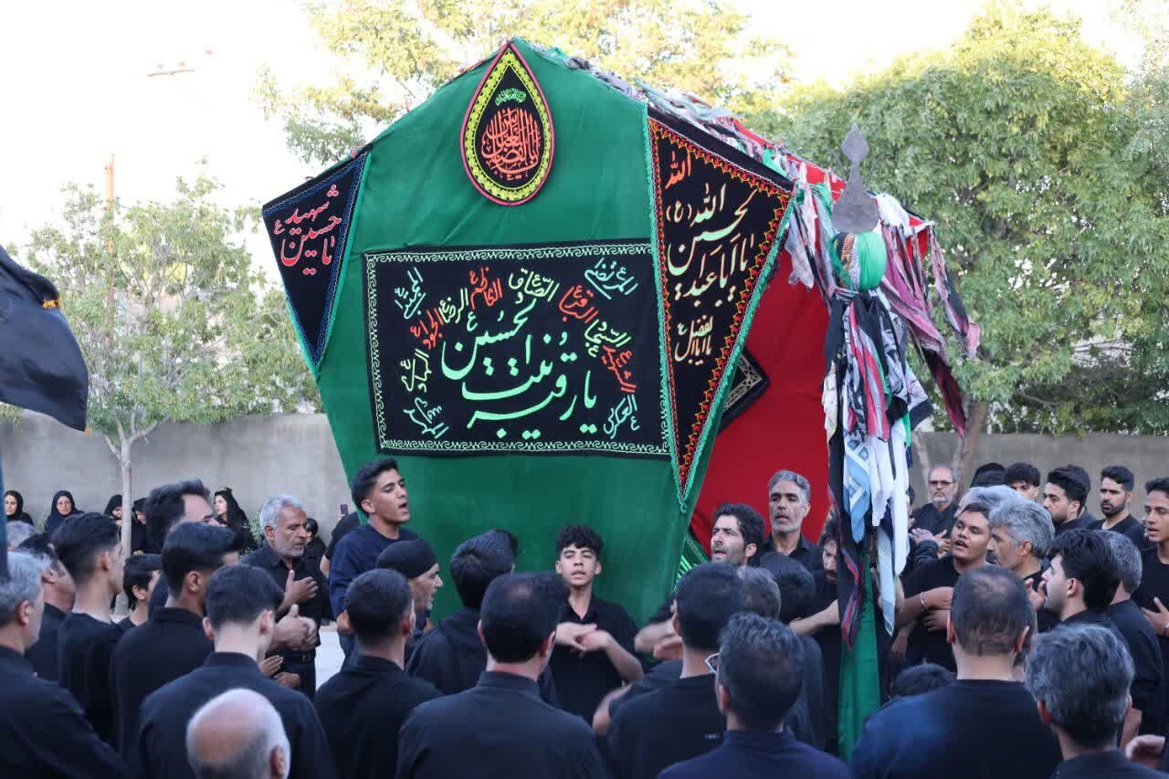 نخل بر دوش عاشقان؛ عاشورای رجنوک صحنهای از ایمان و حماسه