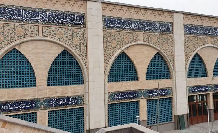 آماده‌سازی چهلسرای مصلای تهران برای وداع با رهبر شهید توسط بنیاد برکت