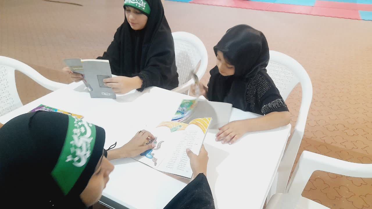 کودکان داودآباد در کتابخانه مسجد رسول الله «صفحات روشن» زندگی را ورق میزنند