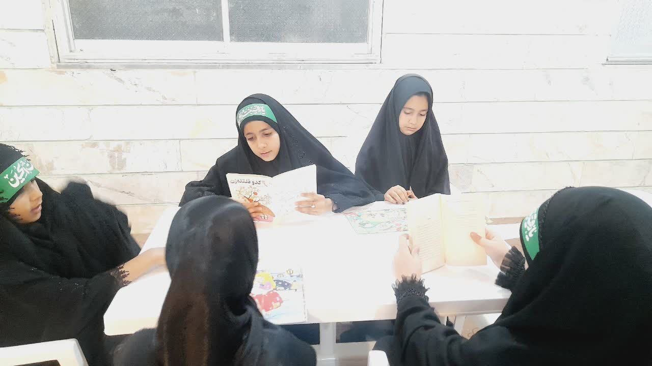 کودکان داودآباد در کتابخانه مسجد رسول الله «صفحات روشن» زندگی را ورق میزنند
