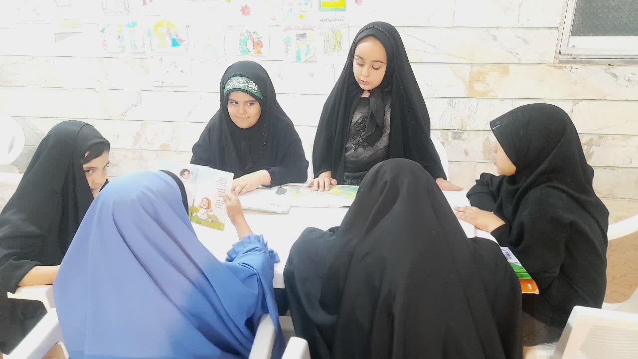 کودکان داودآباد در کتابخانه مسجد رسول الله «صفحات روشن» زندگی را ورق میزنند