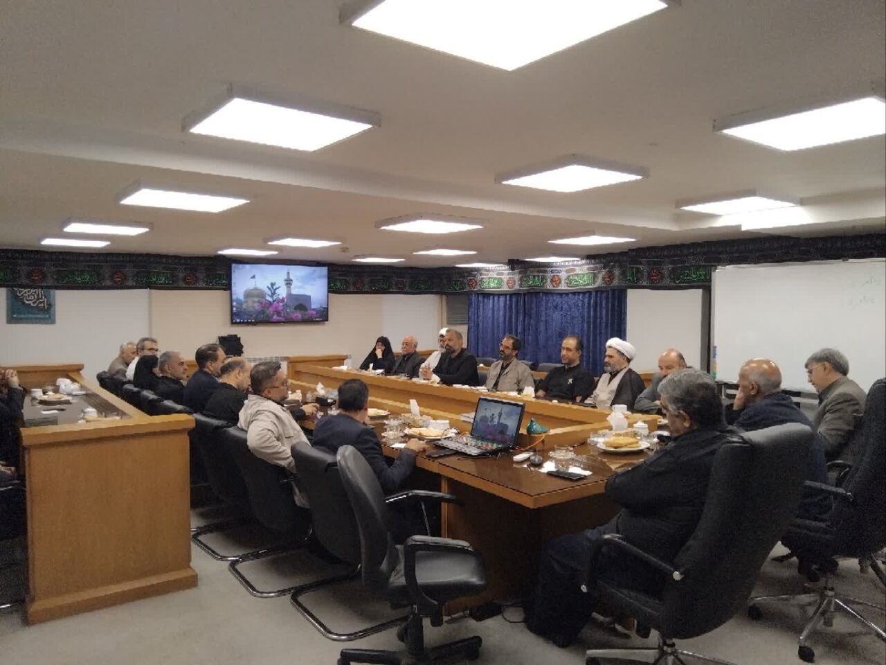 «خیمه هنر»؛ مجالی برای نقش آفرینی هنرمندان مشهدی در ایام تشییع رهبرشهید