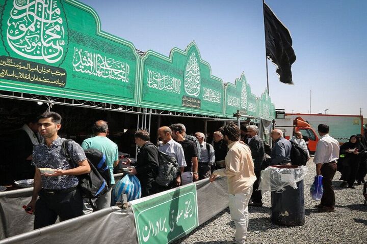 از پخت نان تا توزیع پالوده شیرازی؛ سنگ‌تمام اصناف فارس در مسیر بدرقه «رهبر شهید»