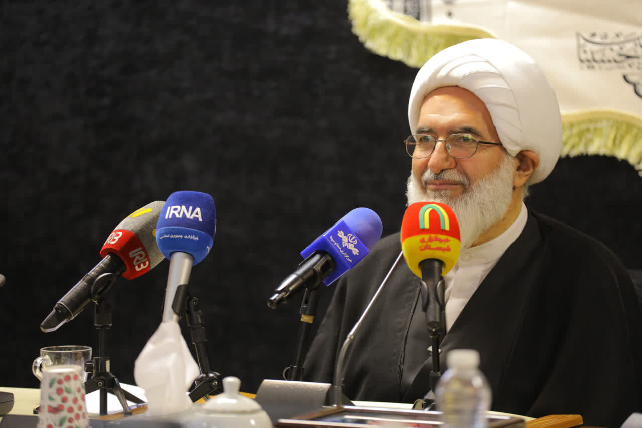 آقای شهید ایران در حکمرانی ادبی به تربیت کمتر از حافظ و سعدی قانع نبودند