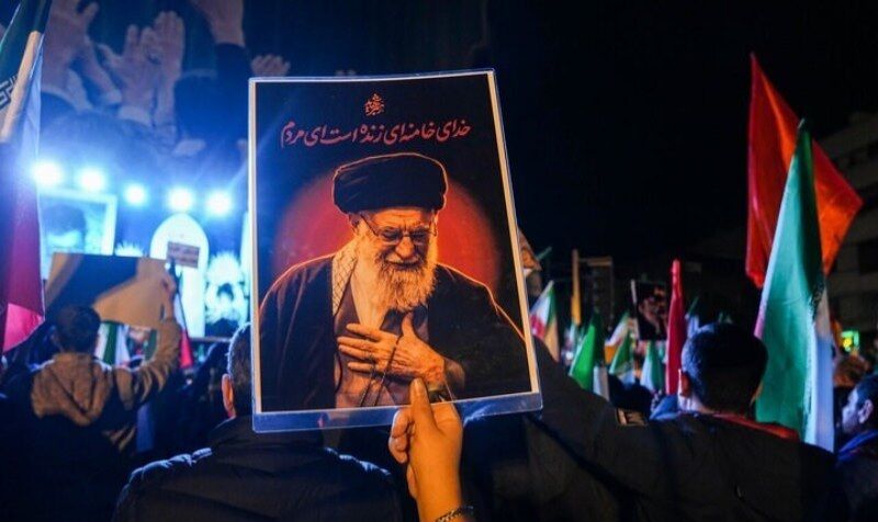 وقتی مشت‌ها گره می‌شوند؛ فارس برای «بدرقه شهید ایران» برمی‌خیزد