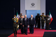 ادای احترام رئیس‌جمهور عراق و هیئت همراه به پیکر مطهر امام شهید