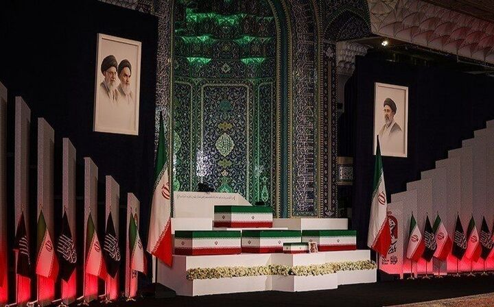 ادای احترام جمعی از علما و اندیشمندان دینی از کشورهای مختلف بر پیکر مطهر قائد شهید ایران