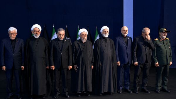 ادای احترام سران قوا و مسئولان ارشد کشور به پیکر مطهر امام شهید+فیلم