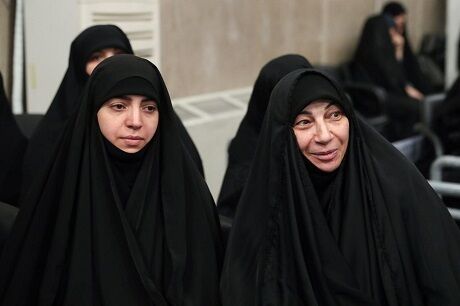 ادای احترام خانواده شهید سیدحسن نصرالله به پیکر رهبر شهید انقلاب