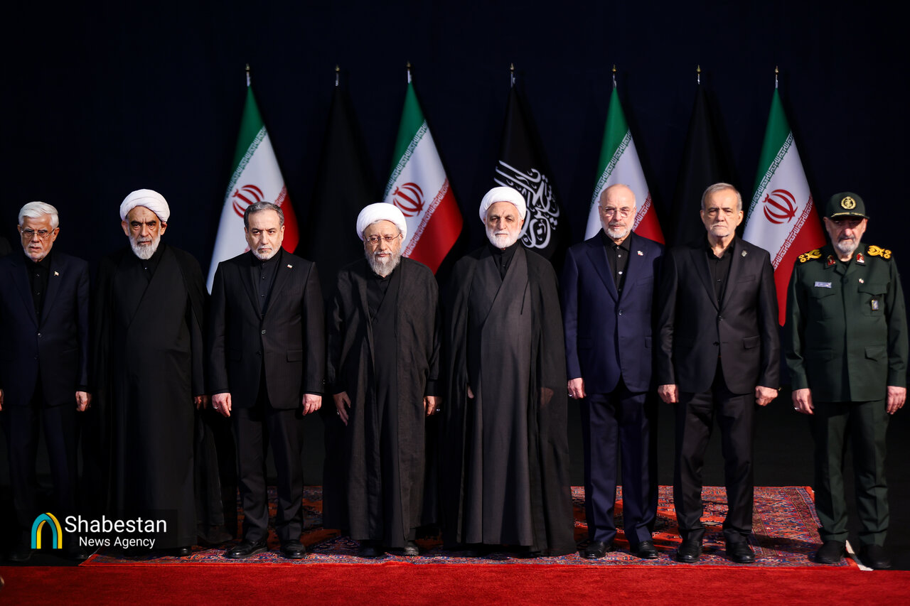 ادای احترام سران قوا و مسئولان ارشد جمهوری اسلامی ایران به پیکر مطهر امام شهید امت