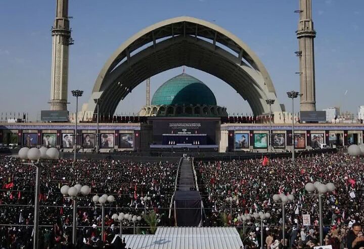 خادمان مسجد جامع سیدکلا در مسیر خدمت به زائران رهبر شهید