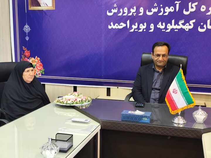 مادر شهیده پوران قلی‌پور از مدیرکل آموزش و پرورش کهگیلویه و بویراحمد تجلیل کرد