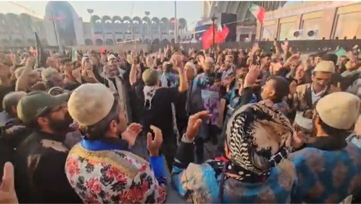گلِ‌مالی و عزاداری سنتی لرستانی‌ها در سوگ پدر شهید امت