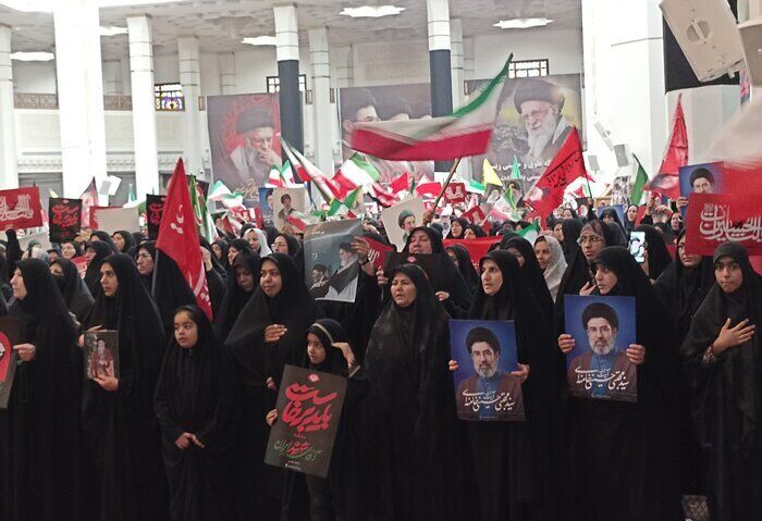 اشک، عهد و آگاهی؛ روایت بانوان شیراز از بدرقه یک رهبر