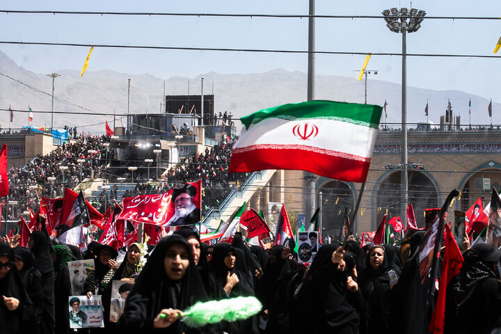 افزایش ورود زائران به مصلی برای آخرین وداع/ اقامه نماز مغرب و عشا در جوار آقای شهید ایران