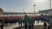 احترام نظامی و خواندن سرود جمهوری اسلامی توسط نمازگزاران در مصلای امام خمینی(ره)