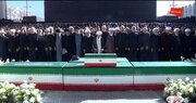 اقامه نماز بر پیکر رهبر شهید و خانواده‌ شهید ایشان