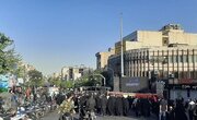 تهران در سوگ؛ سیل عاشقان برای اقامه آخرین نماز بر پیکر رهبر شهید+فیلم