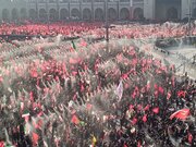 مصلای تهران پر شد؛ حضور نمازگزاران در خیابان اطراف