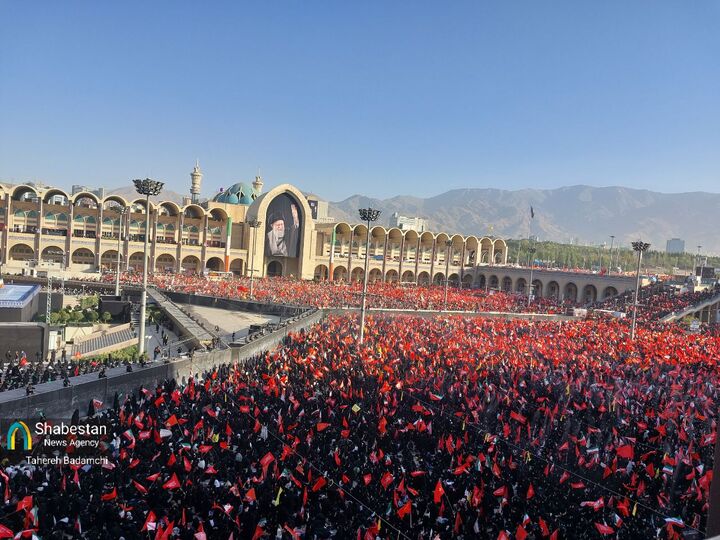 بالا رفتن پرچم‌های خون‌خواهی در مصلی تهران