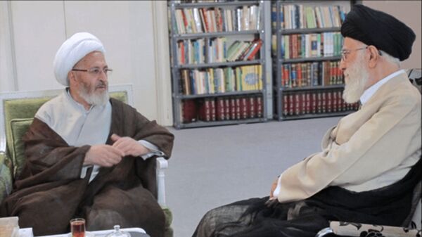 آیت الله سبحانی بر پیکر مطهر رهبر شهید انقلاب اقامه نماز می‌کنند