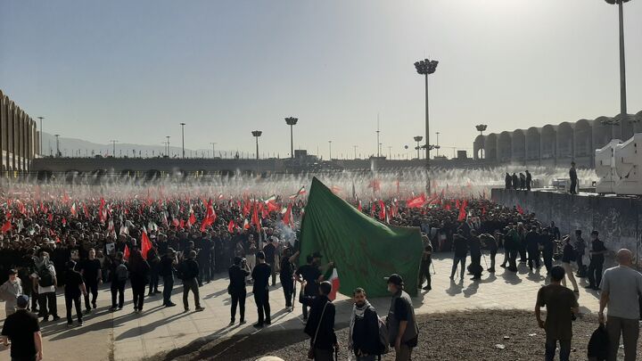 احترام نظامی و خواندن سرود جمهوری اسلامی توسط نمازگزاران در مصلای امام خمینی(ره)