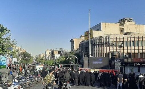 تهران در سوگ؛ سیل عاشقان برای اقامه آخرین نماز بر پیکر رهبر شهید+فیلم