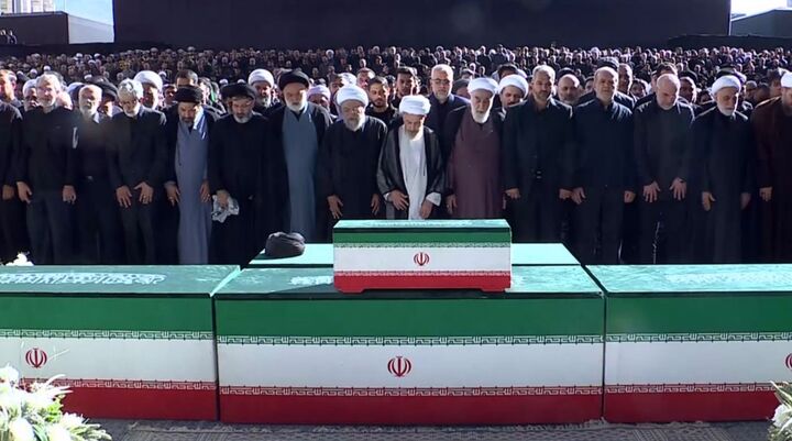 انعکاس با شکوه مراسم اقامه نماز بر پیکر «رهبر شهید» در رسانه‌های خارجی