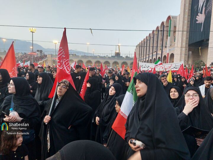 روح حماسی حاکم بر مصلی تهران در غروب دومین روز وداع با قائد شهید