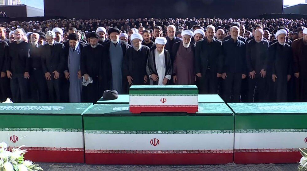 انعکاس با شکوه مراسم اقامه نماز بر پیکر «رهبر شهید» در رسانه‌های خارجی