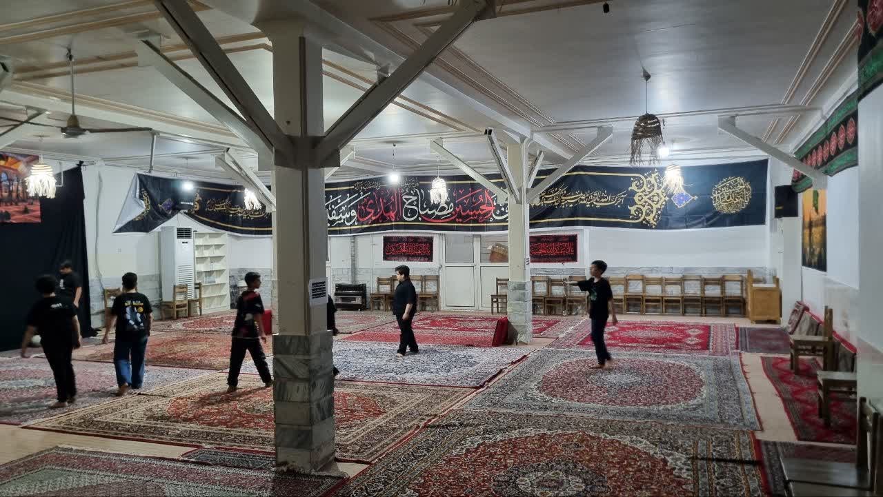 مسجد امام حسین(ع) قم با ظرفیت ۲۰۰ نفر پذیرای زائران است/ مشارکت کانون فرهنگی هنری، بسیج و نیروهای مردمی در خدمترسانی