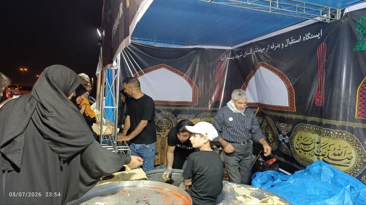 برپایی موکب «خدام‌الحسین(ع)»  جوانان مسجدی بیلوار با توزیع ۲ هزار پرس غذای گرم در مراسم تشییع رهبر شهید