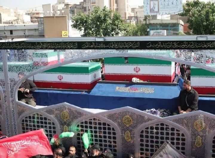 ورود خودروی حامل پیکر مطهر رهبر شهید از میدان آزادی به مسیر تشییع