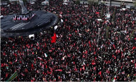 گزارش گاردین از حضور میلیونی عزاداران «رهبر شهید» در خیابان‌های تهران